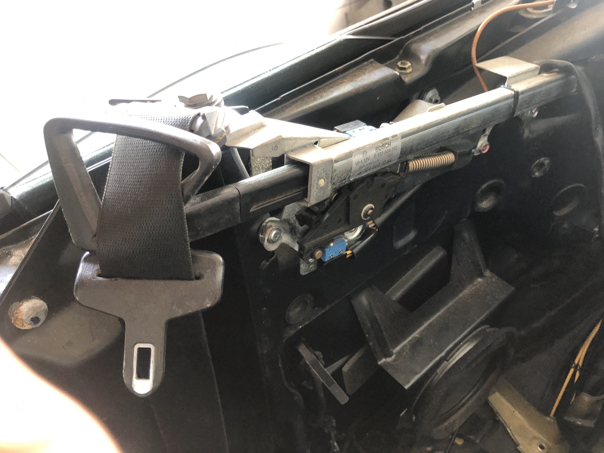 Mercedes A124 Seat Belt Feeder Repair Kit (W124 Cabriolet) — view 4