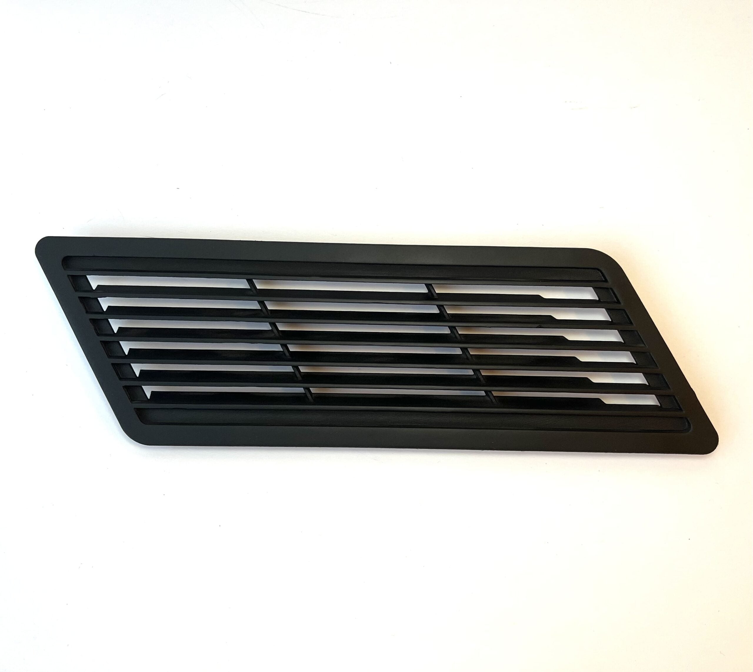 Range Rover Classic Exterior Rear D Pillar Trim Panel - Air Vent Extractor - Left or Right — view 2