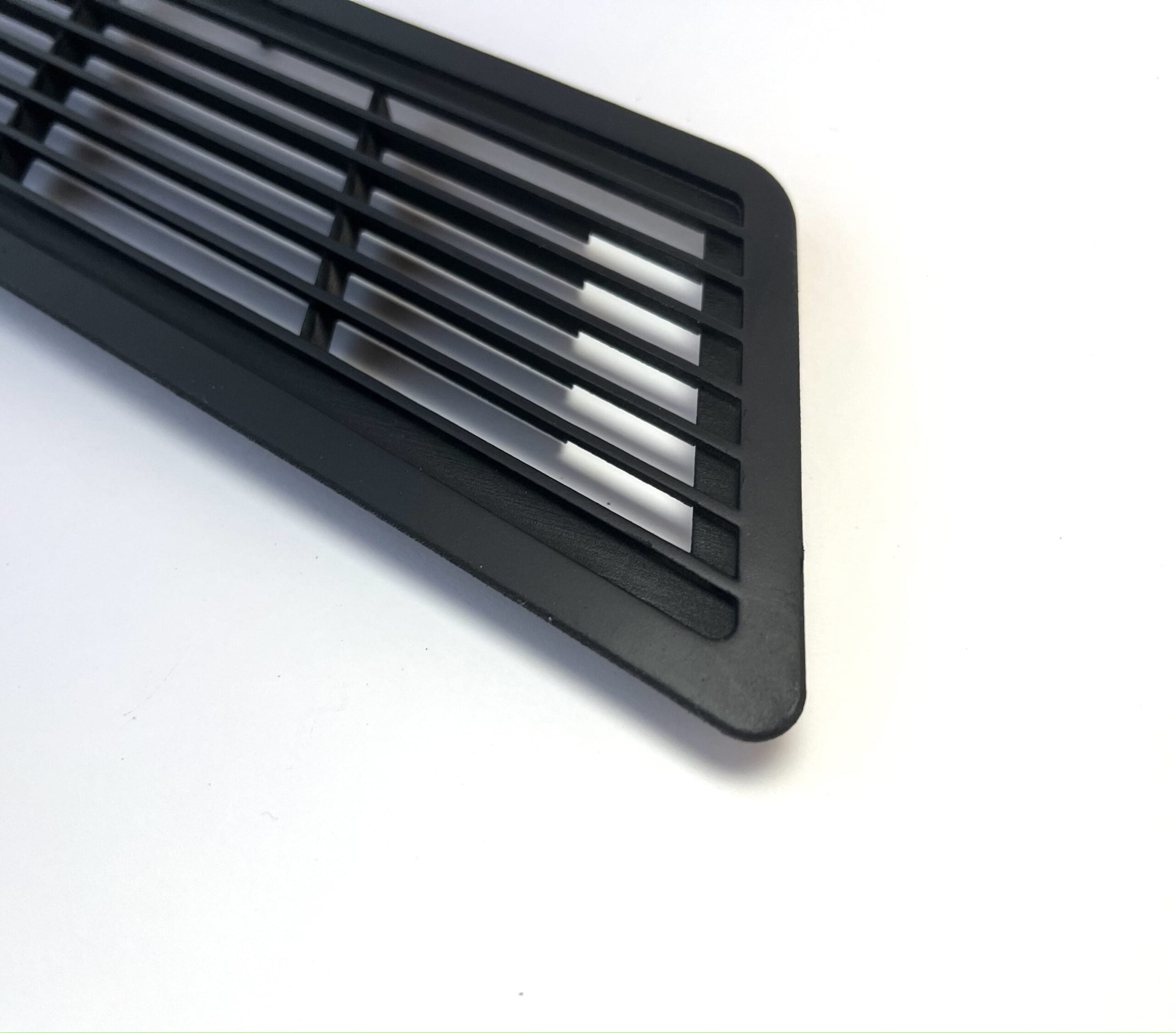 Range Rover Classic Exterior Rear D Pillar Trim Panel - Air Vent Extractor - Left or Right — view 3