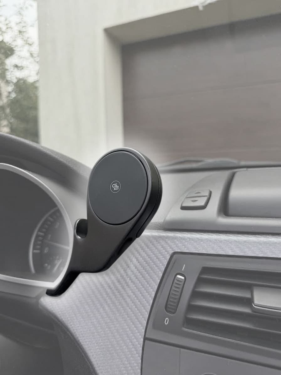 BMW Z4 Wireless Charger & MagSafe Dashboard Phone Holder LHD or RHD Black