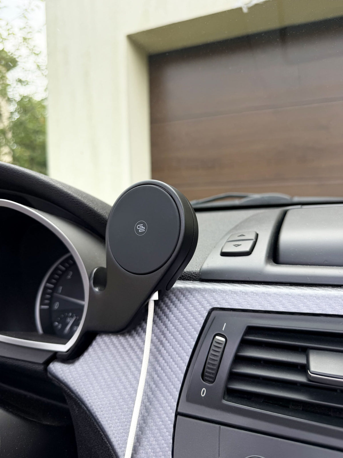 BMW Z4 Wireless Charger & MagSafe Dashboard Phone Holder LHD or RHD Black — view 2
