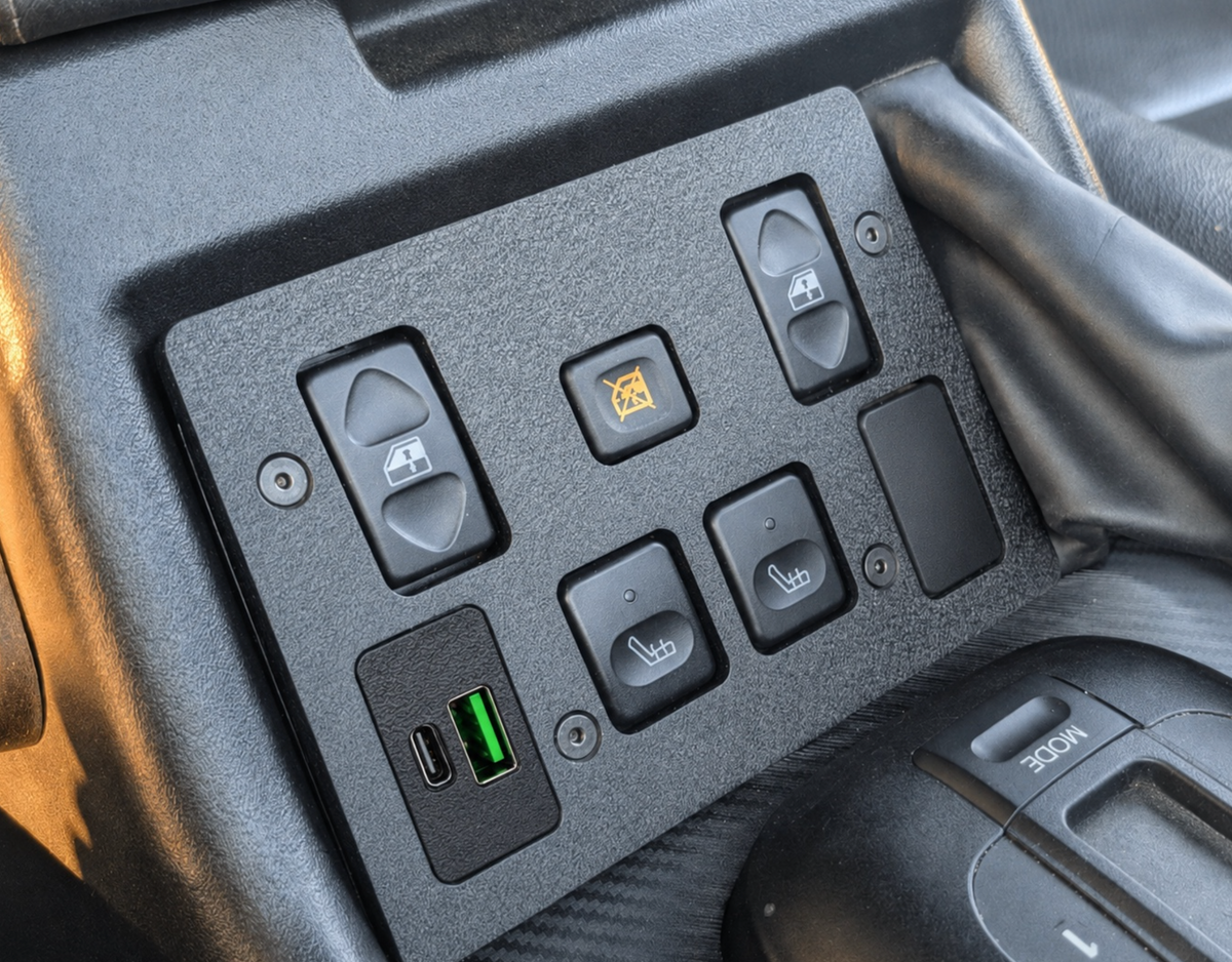 Land Rover Discovery 1 Centre Console Switch Button Blank with USB-Charge Port Black (FJA10001LNF) — view 3
