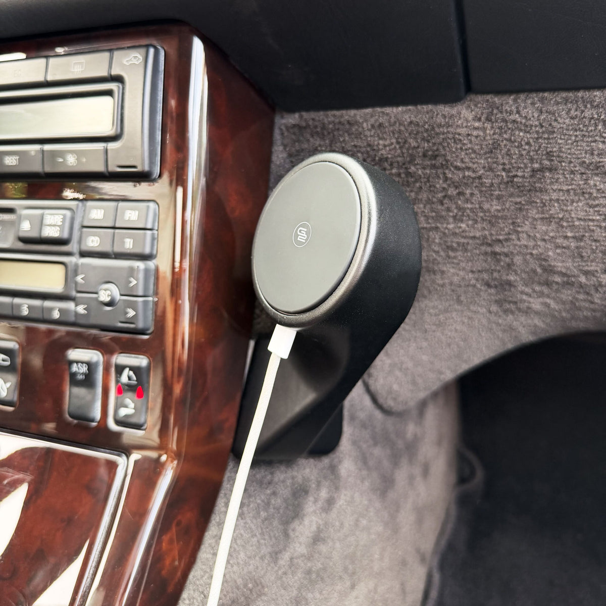 Mercedes-Benz SL R129 Custom Wireless Charger & MagSafe Leather Phone Holder LHD or RHD All Colours — view 3