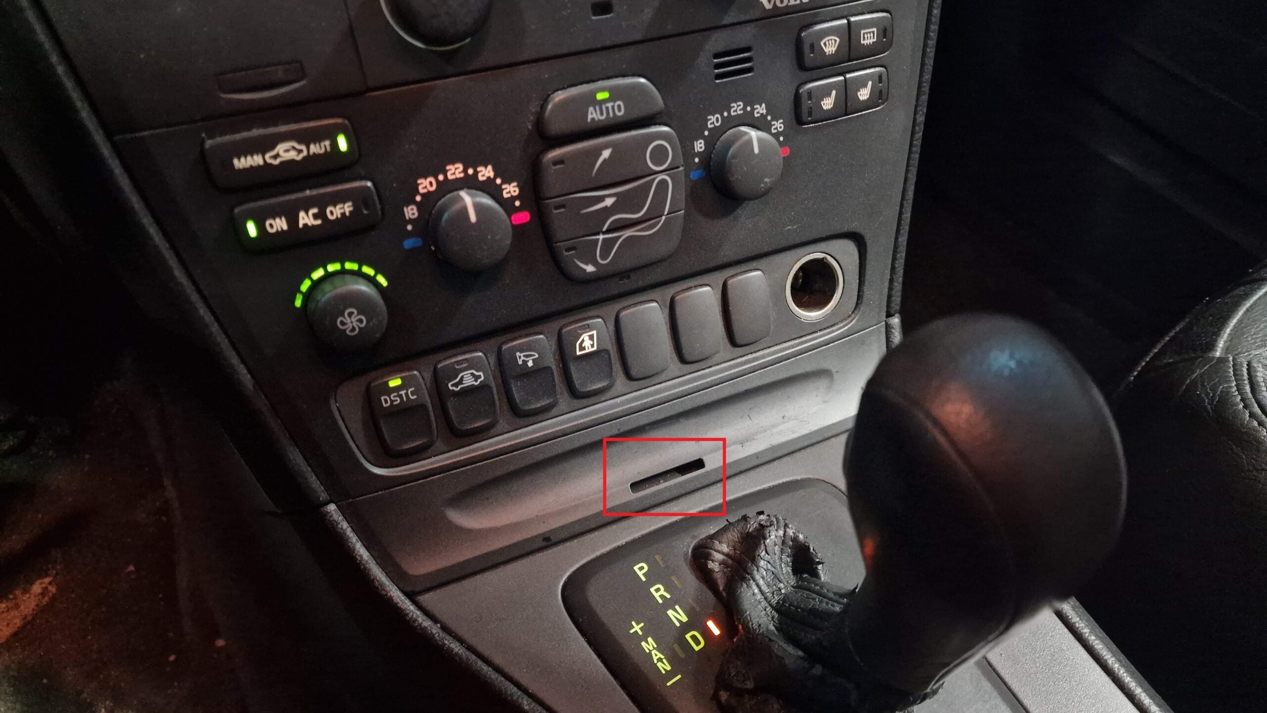 Volvo V70 Lower Dashboard Accessory Retainer Clip Black (08650365) — view 5